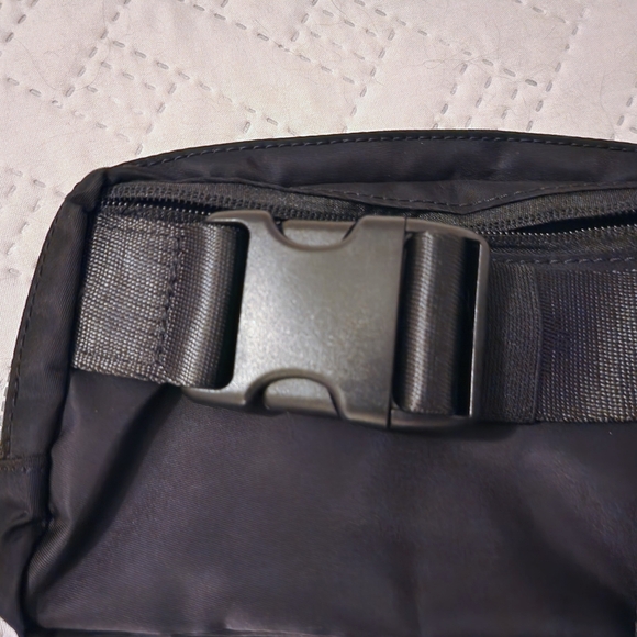 NWT Lululemon Everywhere Belt Bag in Black - Picture 5 of 7